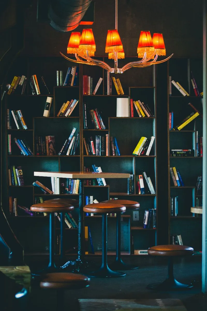 کتاب فروشی آرا